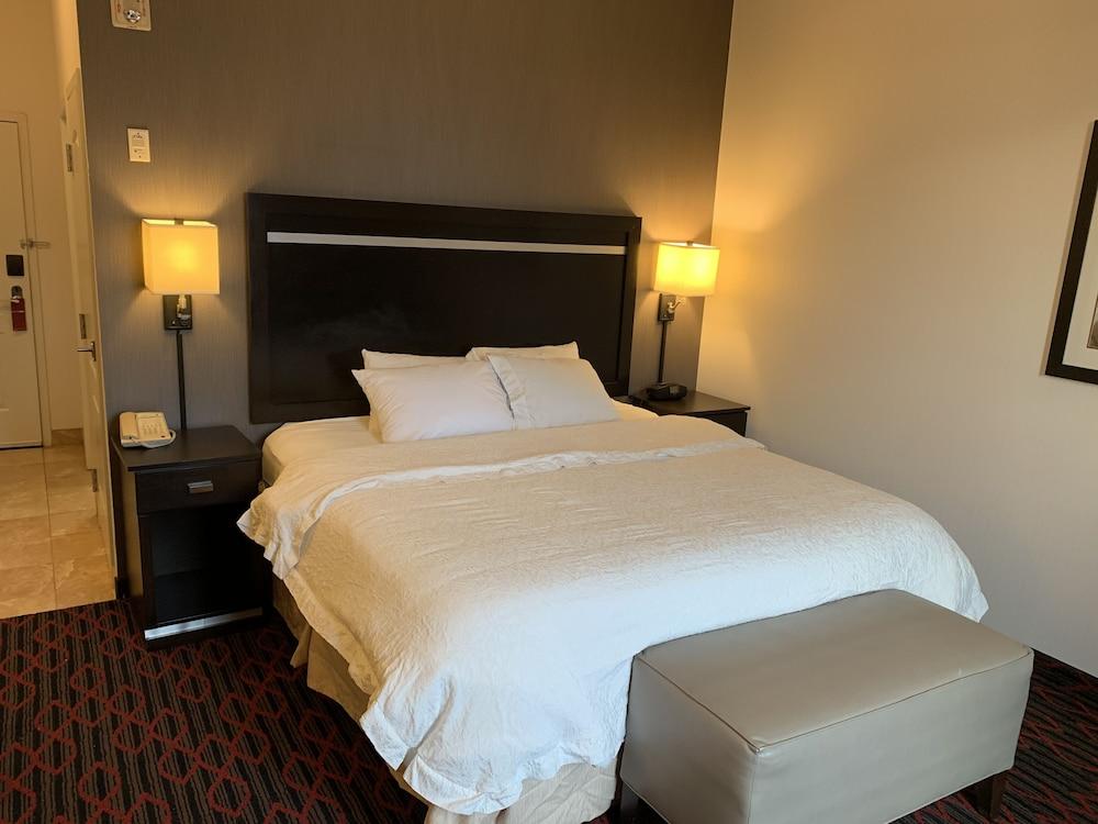 Hampton Inn By Hilton Fort Saskatchewan Exterior photo