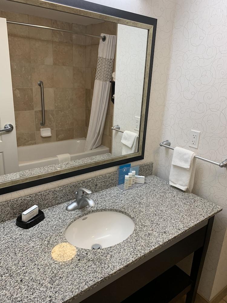 Hampton Inn By Hilton Fort Saskatchewan Exterior photo